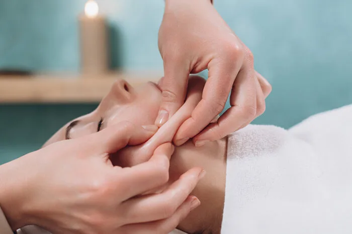 Sculptural Face Massage